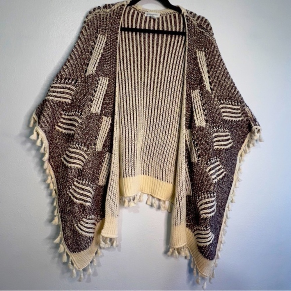 Anthropologie knitted poncho/shawl, cream & brown w/cream fringe, OS, Preowned.